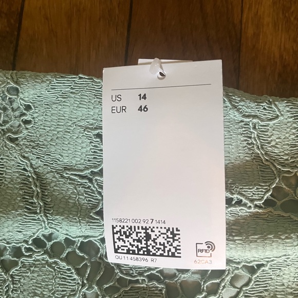 New with Tags - H&M Lace Mini skirt - Picture 3 of 3